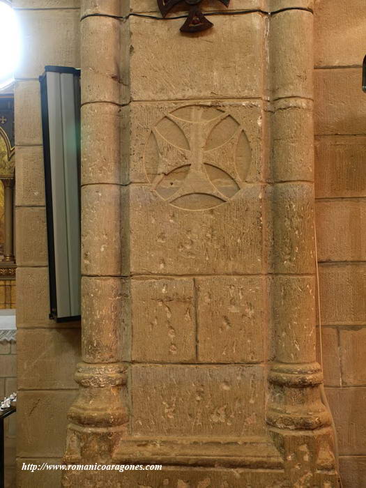CRUZ DE MALTA EN PILASTRA DE ARCO TRIUNFAL